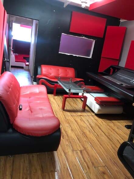 4944 Vineland Ave, North Hollywood, CA for lease - Interior Photo - Image 2 of 7