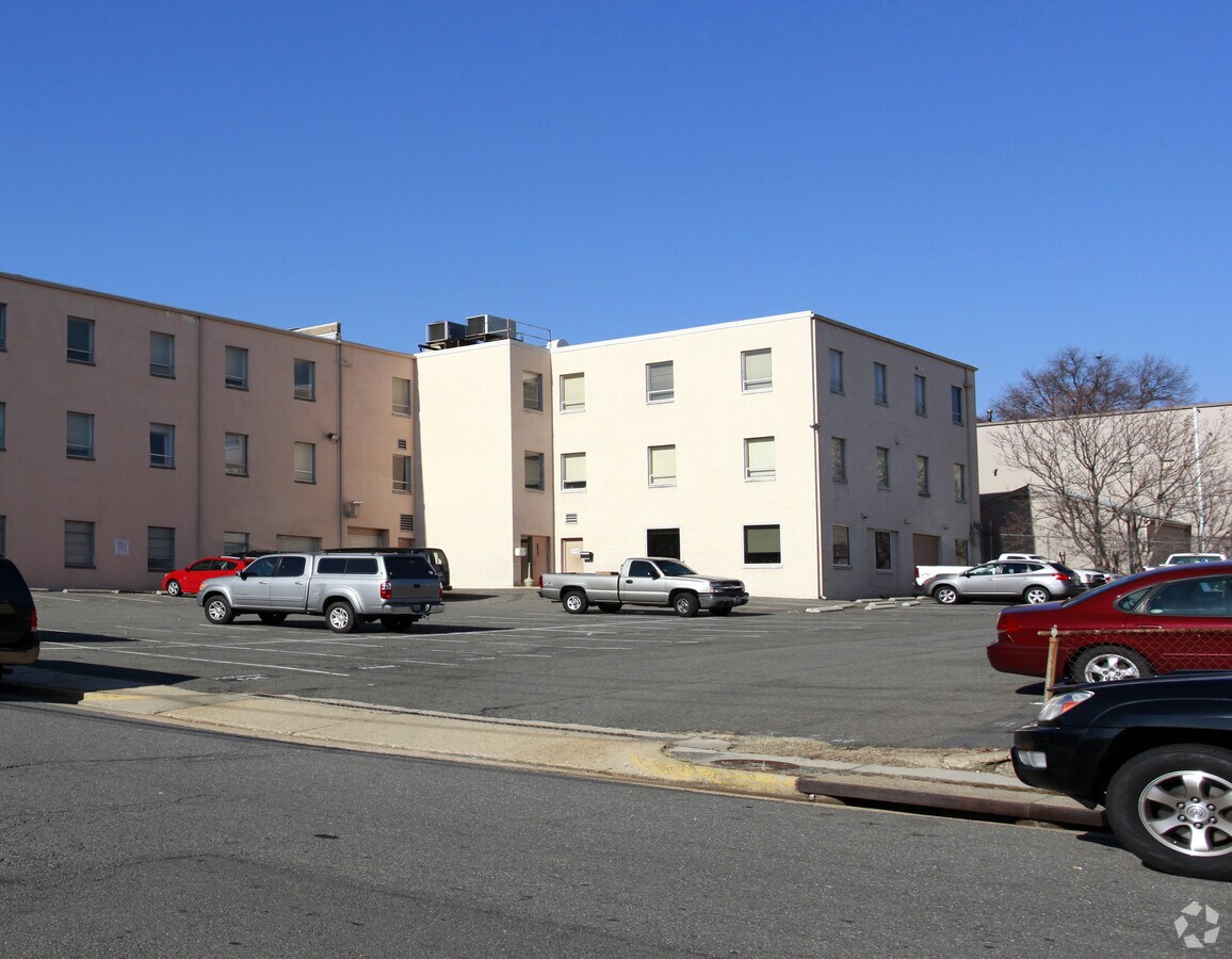 20 S Quaker Ln, Alexandria, VA 22314