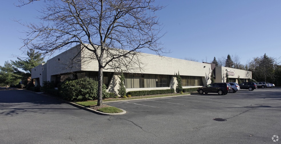 777 Larkfield Rd, Commack, NY for lease - Building Photo - Image 2 of 6