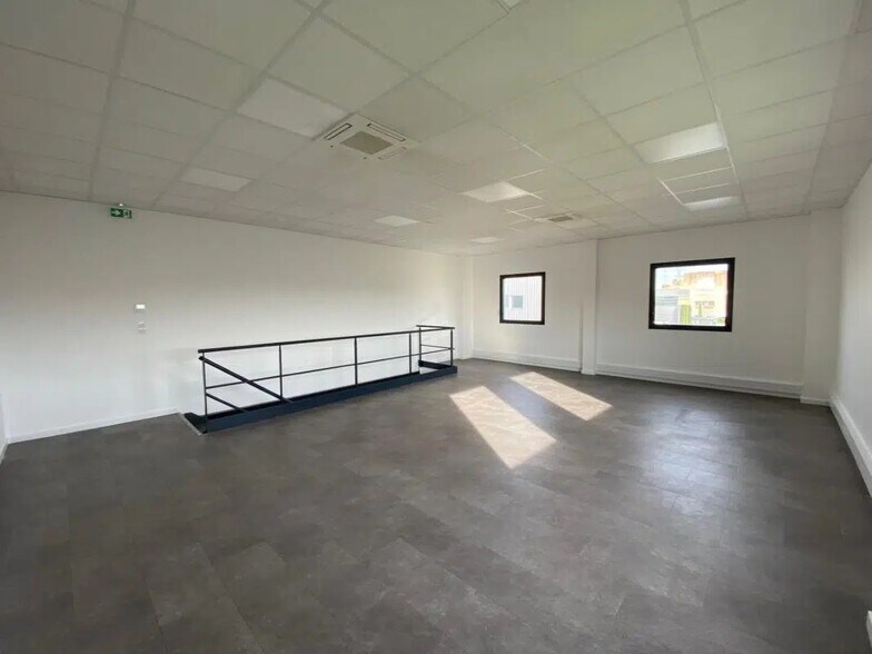 Flex in Saint-Priest for lease - Interior Photo - Image 2 of 9