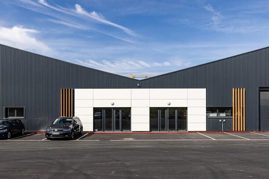 Office in Neuville-en-Ferrain for lease - Building Photo - Image 2 of 5