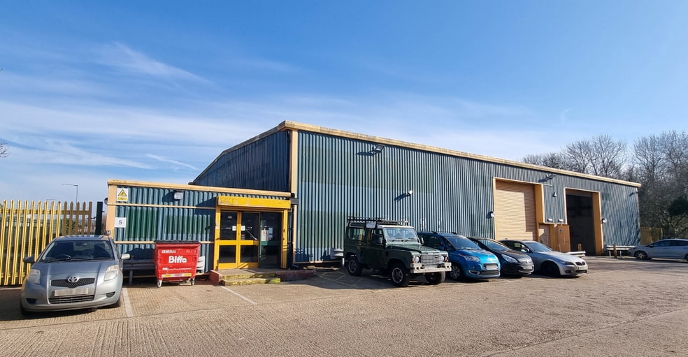 1-1a Bell Ln, Uckfield for sale - Primary Photo - Image 1 of 1