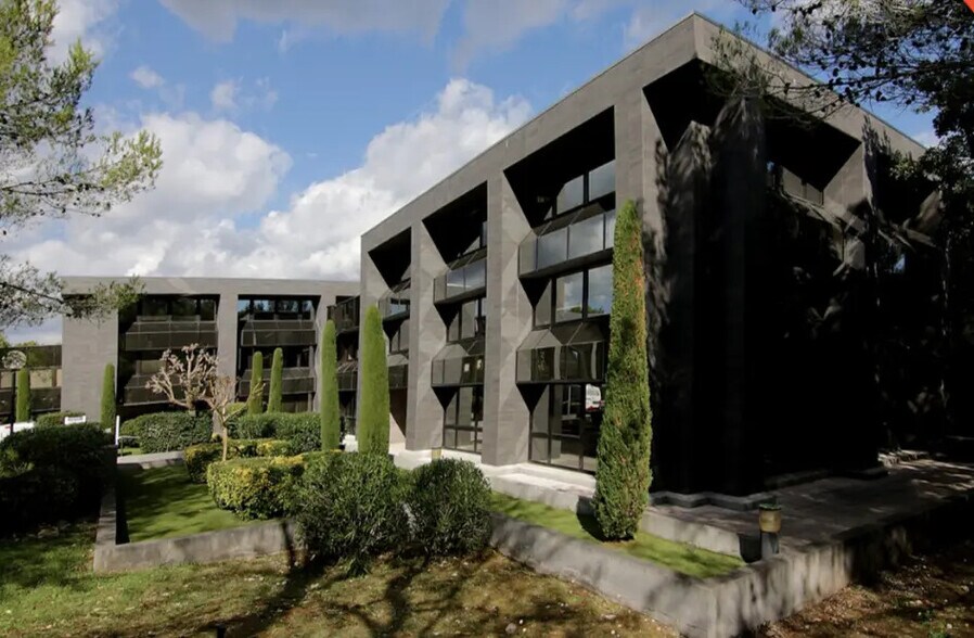 Office in Valbonne for lease - Building Photo - Image 3 of 4