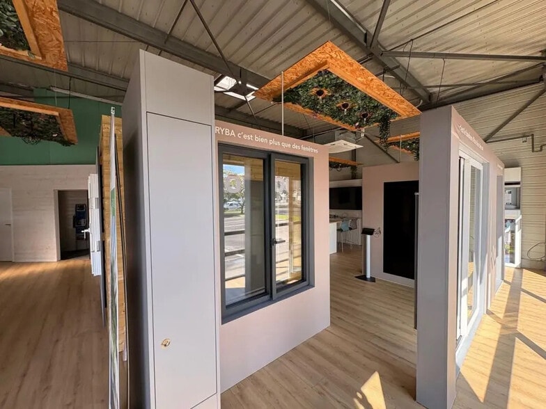 Retail in Carquefou for lease - Interior Photo - Image 3 of 12