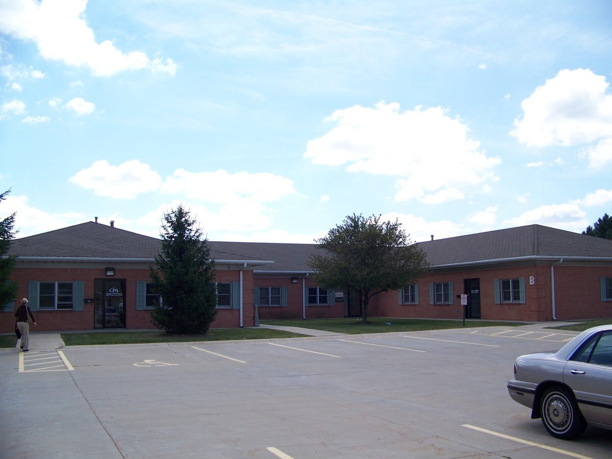 211 Landmark Dr, Normal, IL 61761