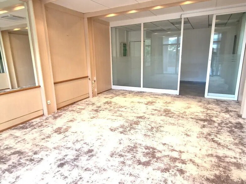 Retail in Saint-Laurent-du-Var for lease - Interior Photo - Image 2 of 3