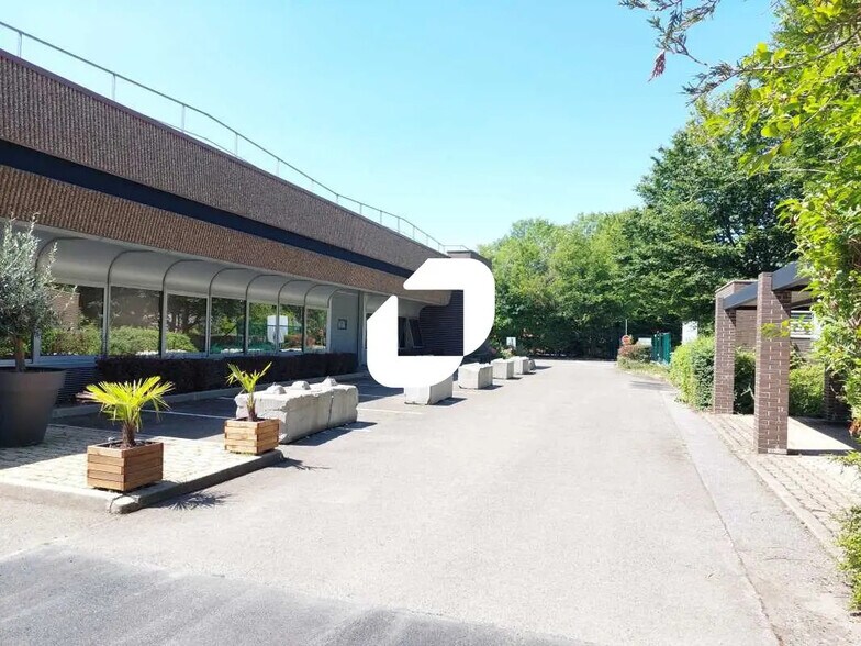 Flex in Trappes for lease - Building Photo - Image 1 of 11