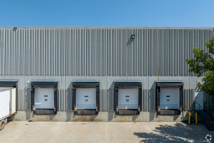 2726 45th Ave SE, Calgary, AB for lease - Building Photo - Image 3 of 7