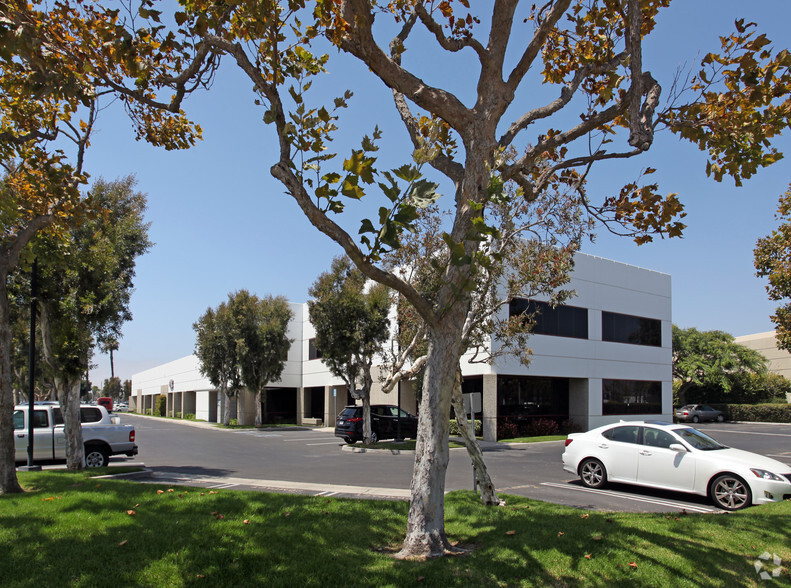 2011 Auto Center Dr, Oxnard, CA for lease - Primary Photo - Image 1 of 7