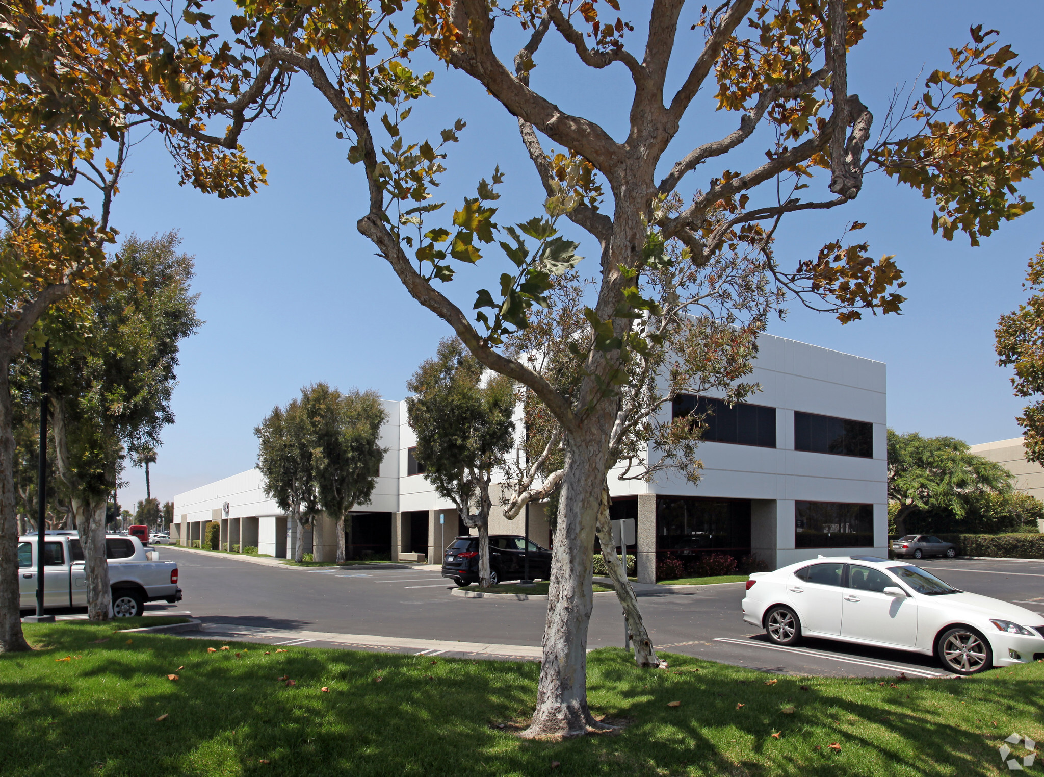 2011 Auto Center Dr, Oxnard, CA for lease Primary Photo- Image 1 of 8