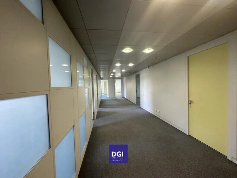 Office in Nîmes for lease - Building Photo - Image 2 of 6