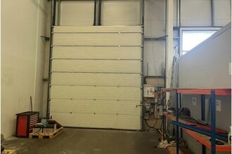 Third Av, Southampton for lease Interior Photo- Image 2 of 2