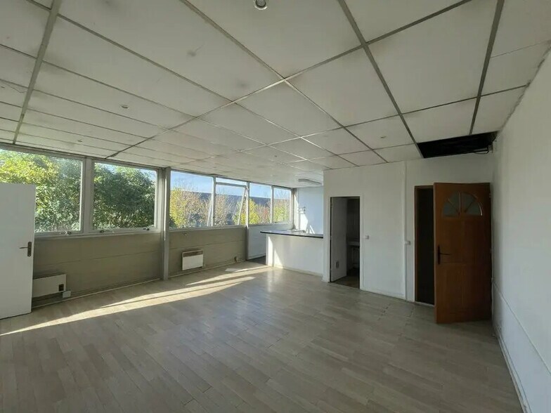 Industrial in Coignières for lease - Interior Photo - Image 2 of 4