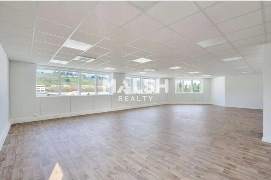 Office in Saint-Genis-Laval for lease - Building Photo - Image 2 of 5