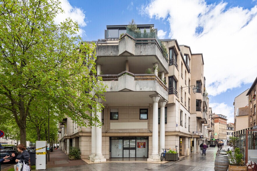 Retail in Suresnes for lease - Primary Photo - Image 1 of 3