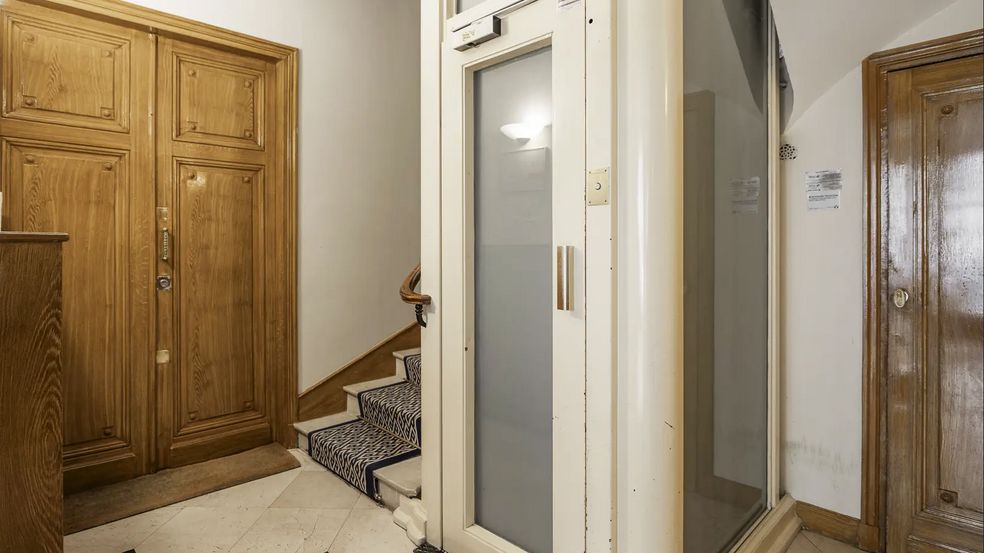 Multifamily in Paris for sale - Interior Photo - Image 3 of 3