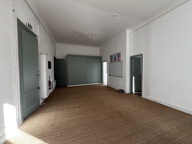 Office in Bordeaux for lease - Building Photo - Image 2 of 6