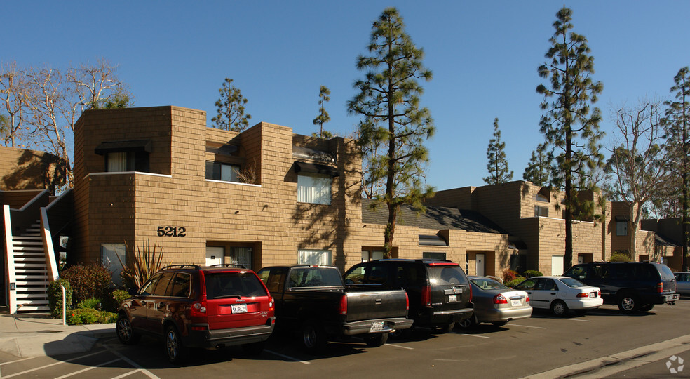 5212 Katella Ave, Los Alamitos, CA for lease - Primary Photo - Image 1 of 3