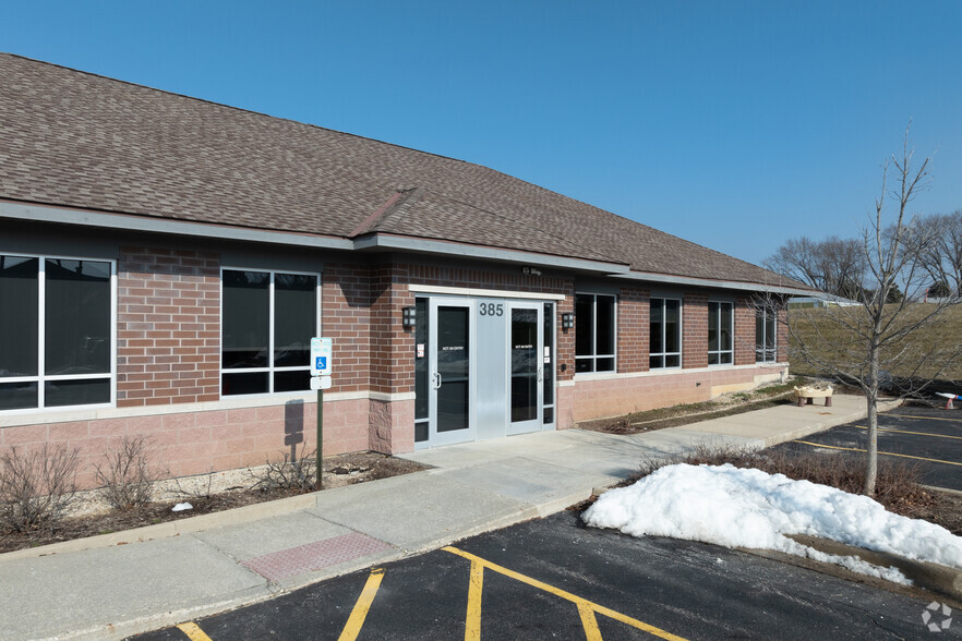 385 Millennium Dr, Crystal Lake, IL for lease - Building Photo - Image 3 of 13