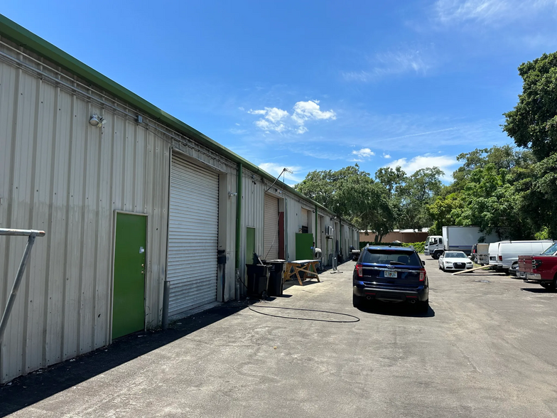 4437-4451 Old Winter Garden Rd, Orlando, FL for lease - Building Photo - Image 2 of 5