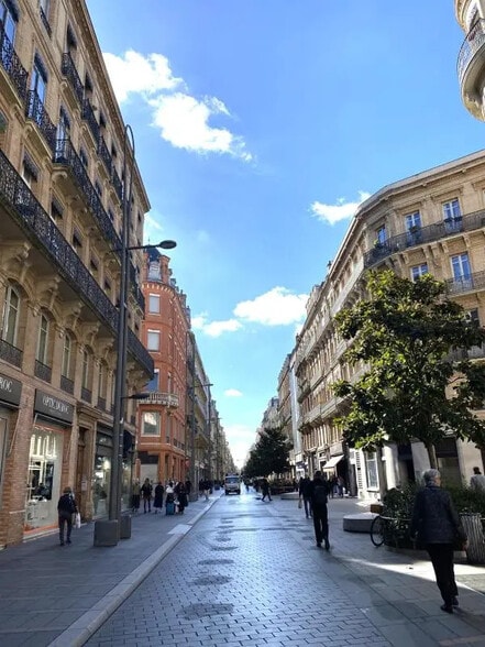 Office in Toulouse for lease - Building Photo - Image 3 of 12