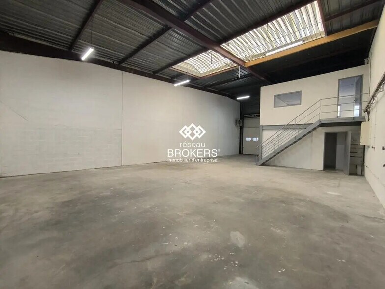 Flex in Lisses for lease - Building Photo - Image 1 of 7