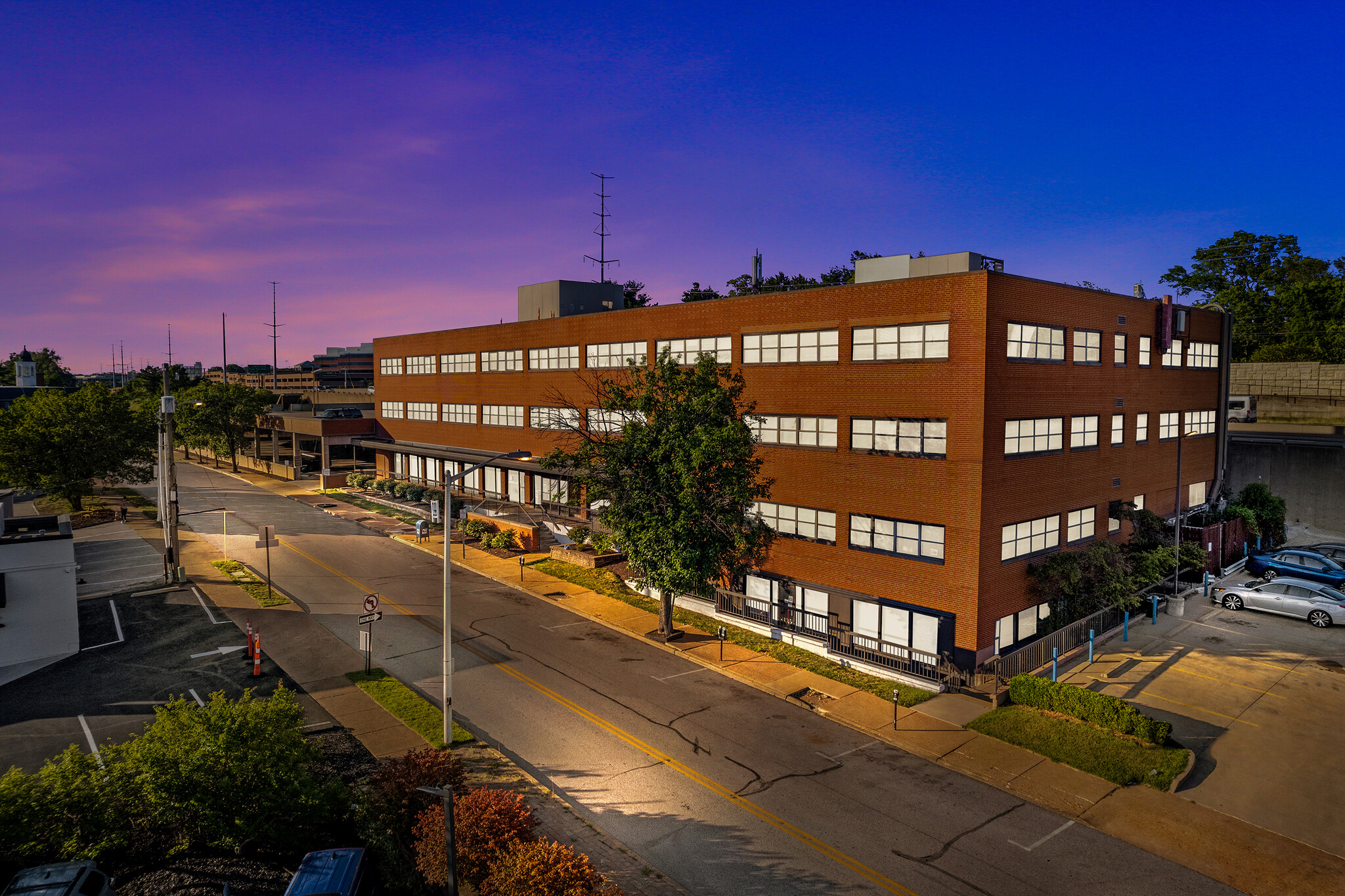 950 Francis Pl, Clayton, MO for lease Building Photo- Image 1 of 8