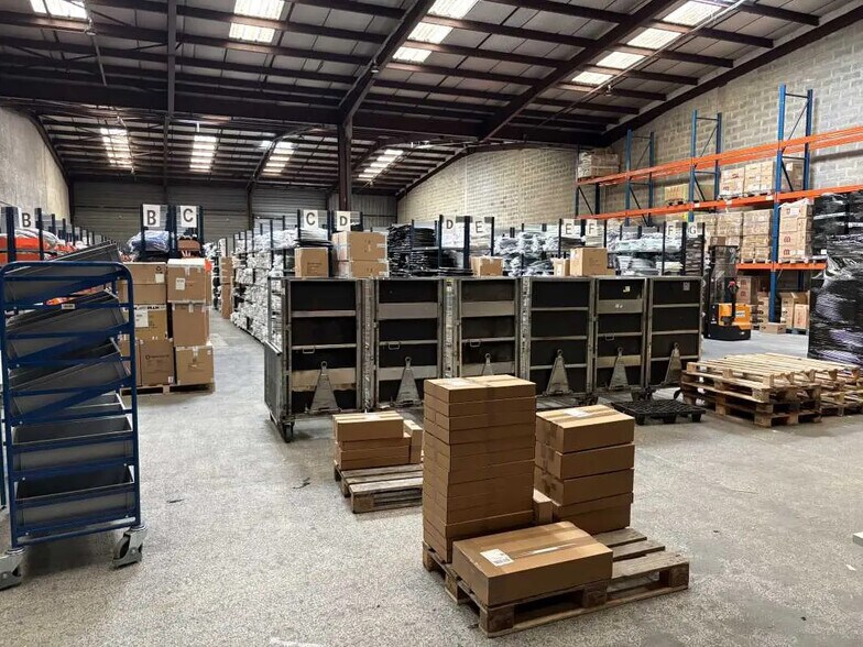 Flex in Genas for lease - Interior Photo - Image 3 of 8