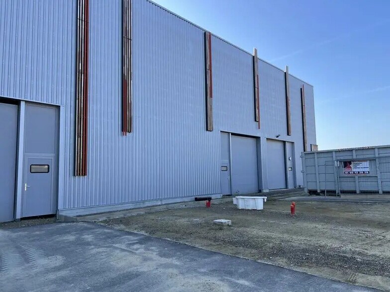 Flex in Louvres for lease - Building Photo - Image 3 of 12