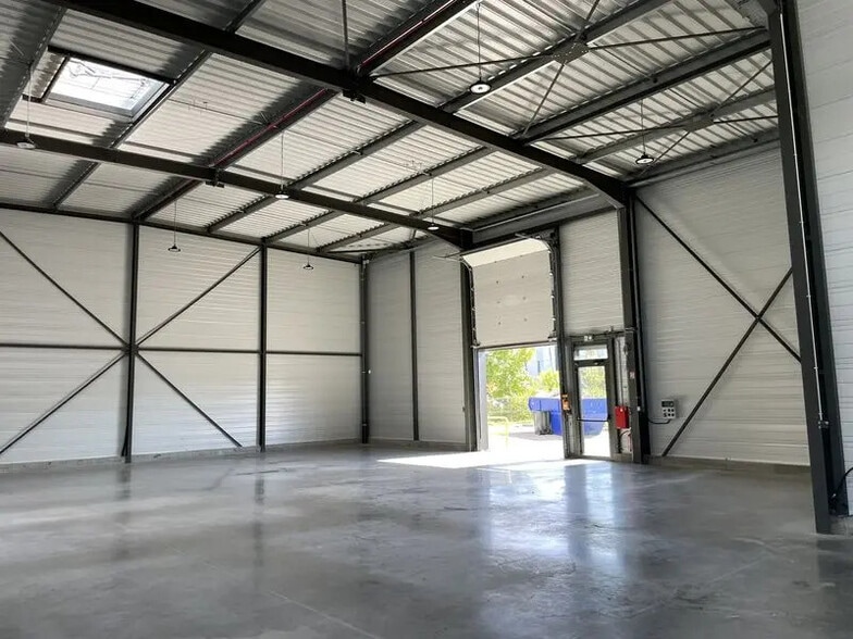 Office in Saint-Priest for lease - Interior Photo - Image 2 of 12