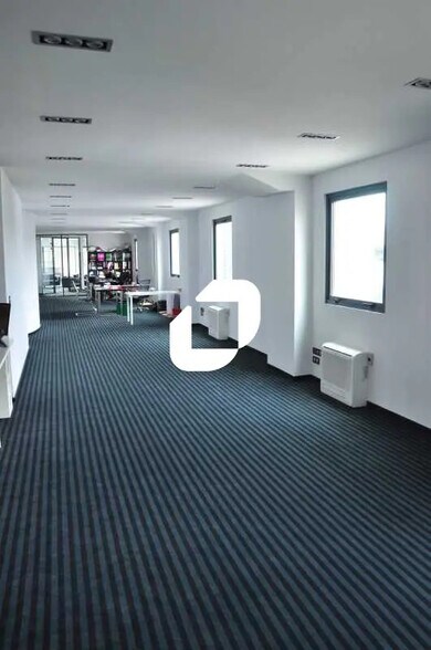 Office in Grigny for lease - Building Photo - Image 2 of 9