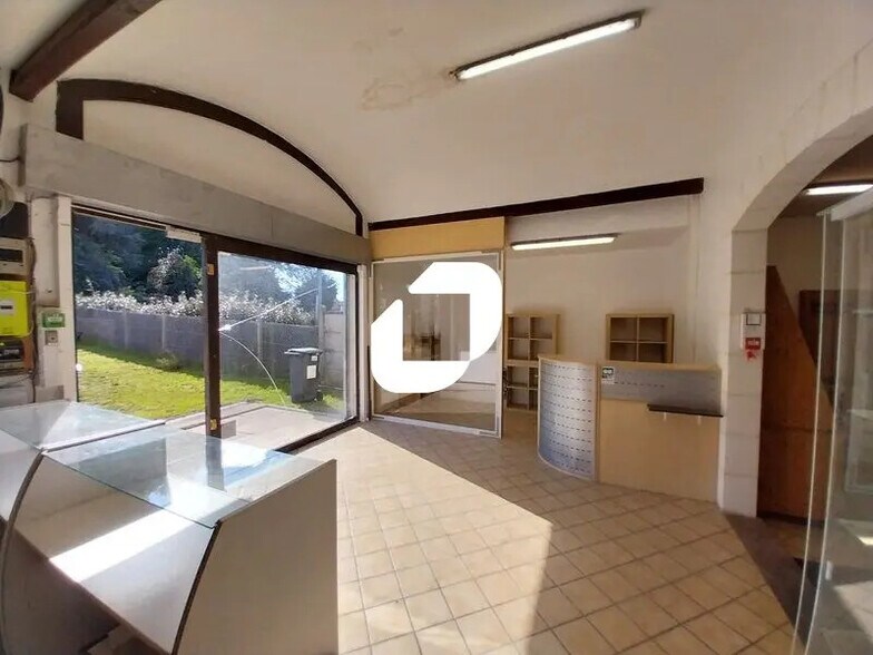 Retail in Eysines for lease - Interior Photo - Image 3 of 15