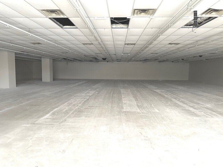 362 Stonewall Jackson Blvd, Orangeburg, SC for sale - Interior Photo - Image 2 of 17