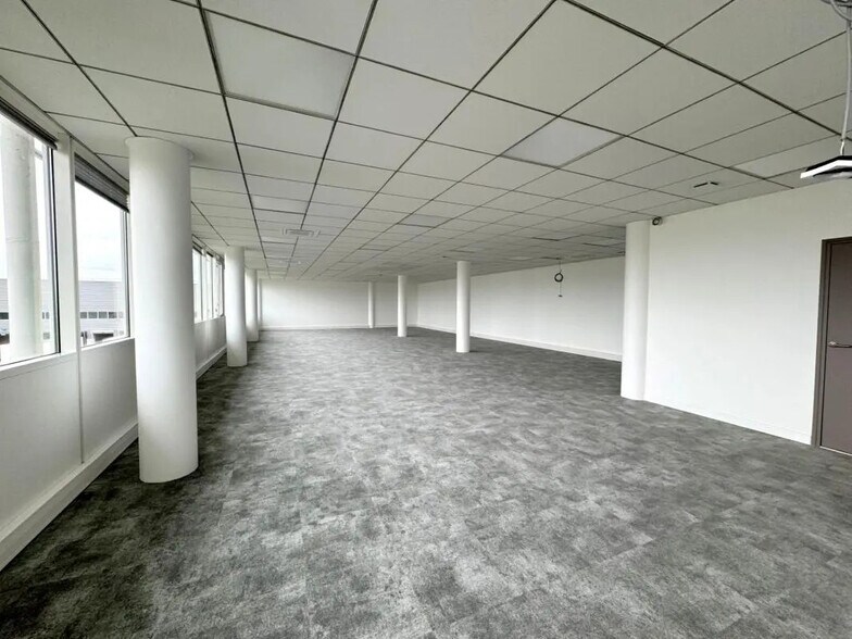 Office in Argenteuil for lease - Interior Photo - Image 2 of 21