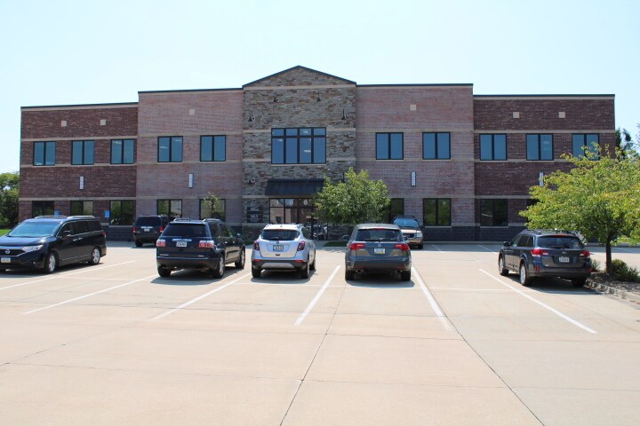 1661 Boyson Square Dr, Hiawatha, IA for lease - Building Photo - Image 1 of 12