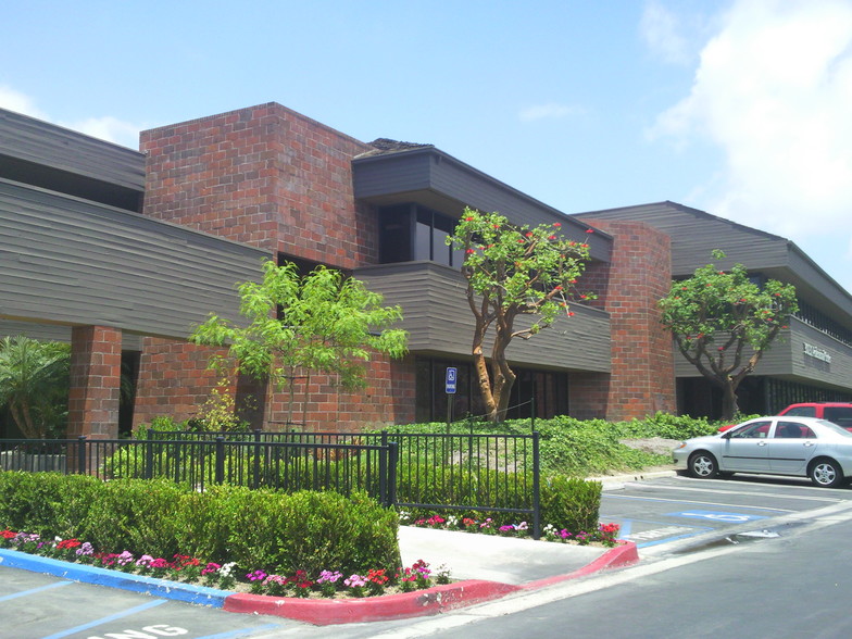 30131 Town Center Dr, Laguna Niguel, CA for lease - Building Photo - Image 3 of 10