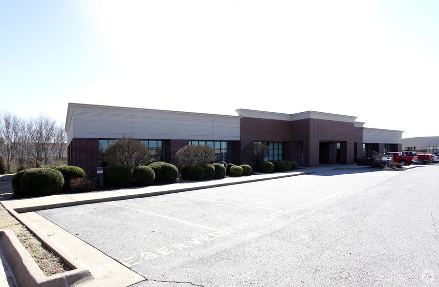 3200 SW Regency Pky, Bentonville, AR for lease - Building Photo - Image 2 of 7