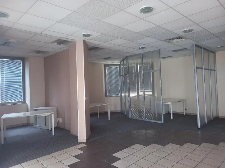 Retail in Besançon for lease - Interior Photo - Image 1 of 9