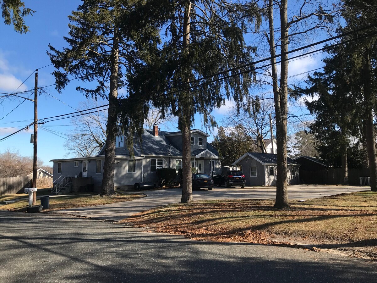 121 Rose Dr, Ronkonkoma, NY 11779