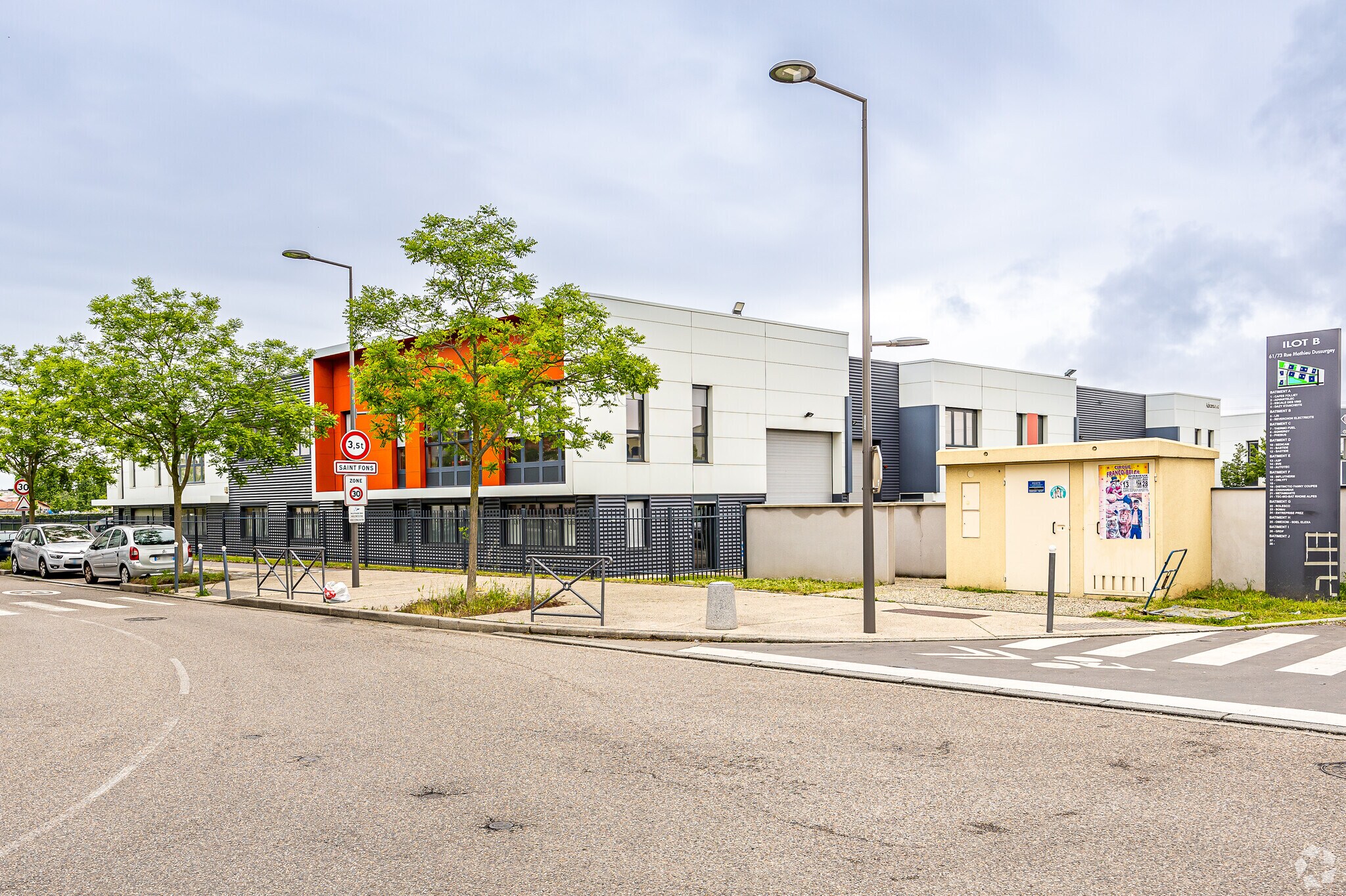 73 Rue Mathieu Dussurgey, Saint-Fons for sale Primary Photo- Image 1 of 13