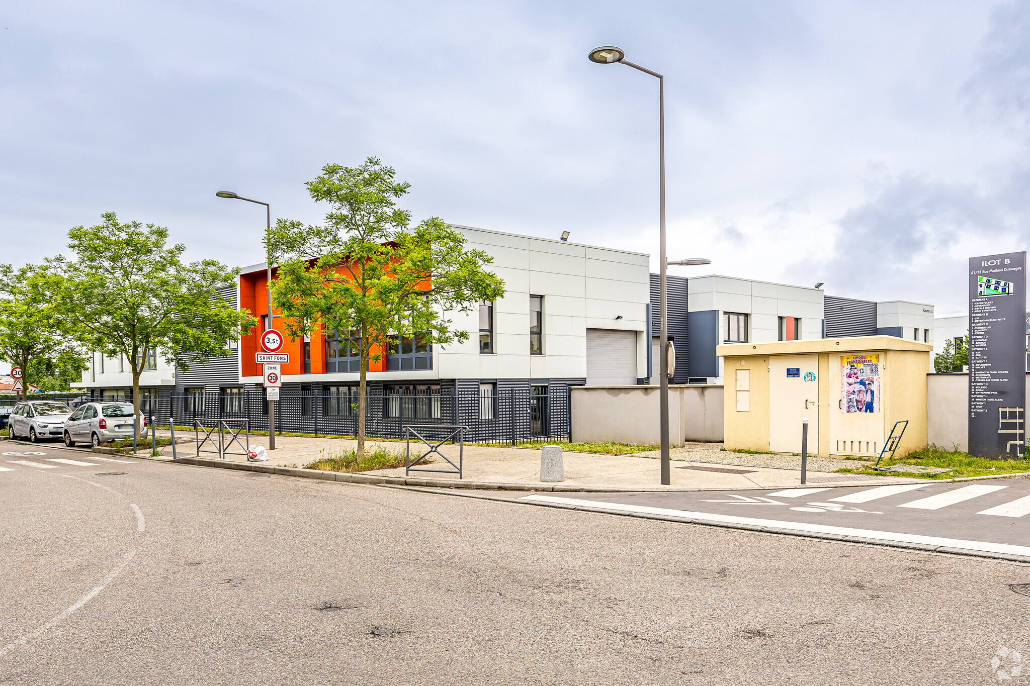 Flex in Saint-Fons for lease Primary Photo- Image 1 of 5
