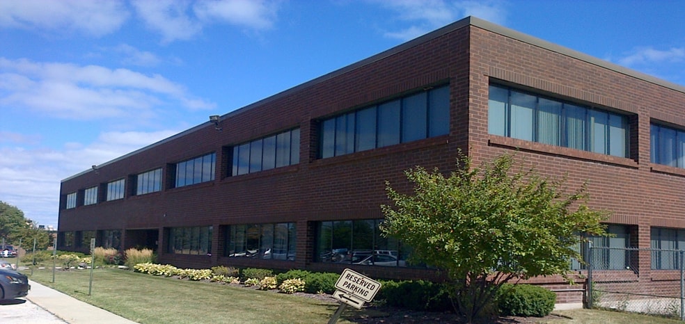621 Busse Rd, Bensenville, IL for lease - Building Photo - Image 1 of 15