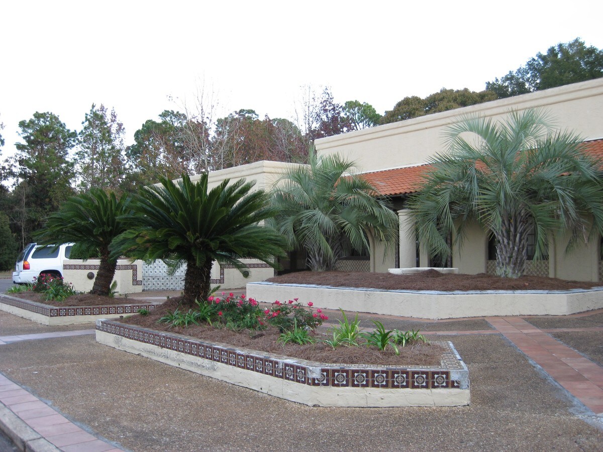 6157 Airport Blvd, Mobile, AL 36608