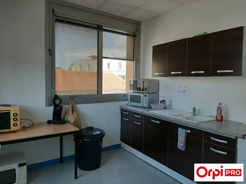 Office in Valence for sale - Building Photo - Image 3 of 10