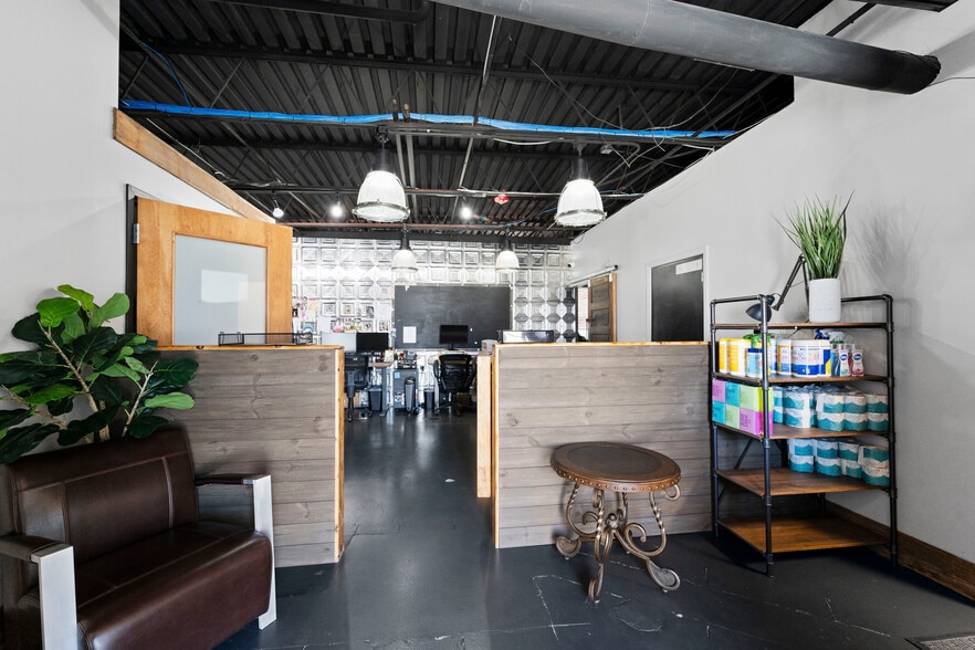 823 Chadwick St, Indianapolis, IN for sale - Interior Photo - Image 2 of 13