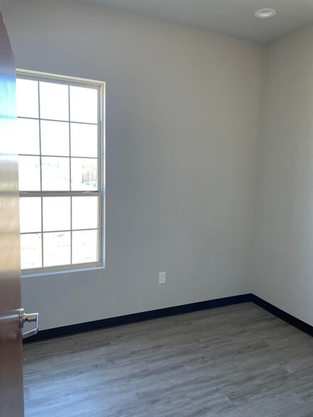 450 Hawkins Run, Midlothian, TX for sale - Building Photo - Image 2 of 8