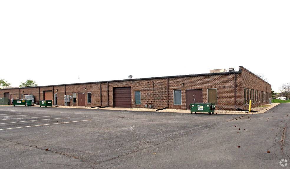 401-419 Eisenhower Ln S, Lombard, IL for lease - Building Photo - Image 1 of 4