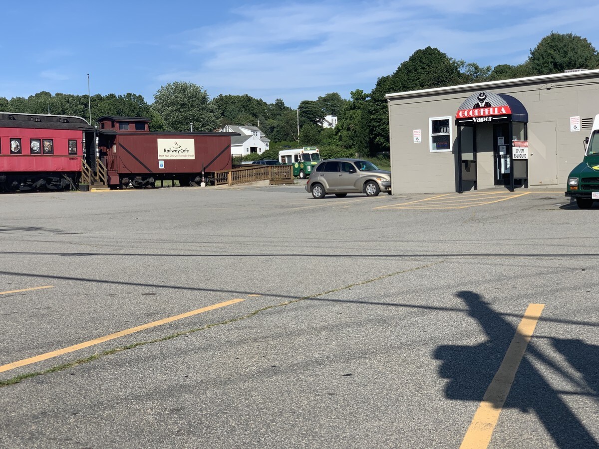 1624 Grand Army Hwy, Somerset, MA 02726