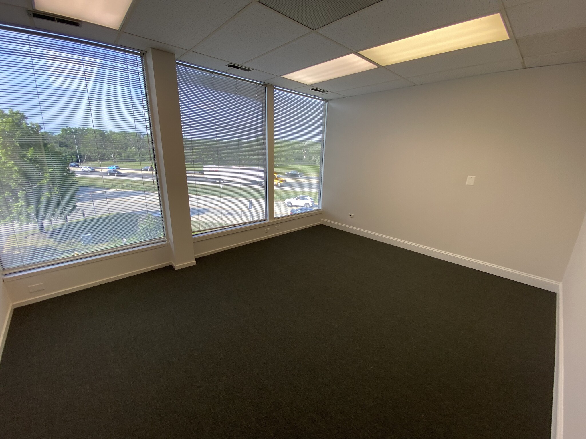 540-550 W Frontage Rd, Northfield, IL for lease Interior Photo- Image 1 of 1