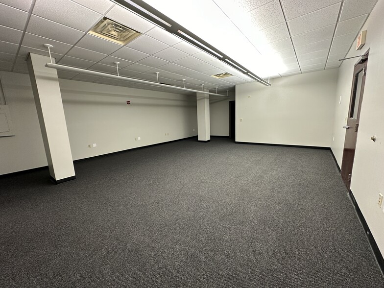 211 N Ridgewood Ave, Daytona Beach, FL for lease - Interior Photo - Image 2 of 8